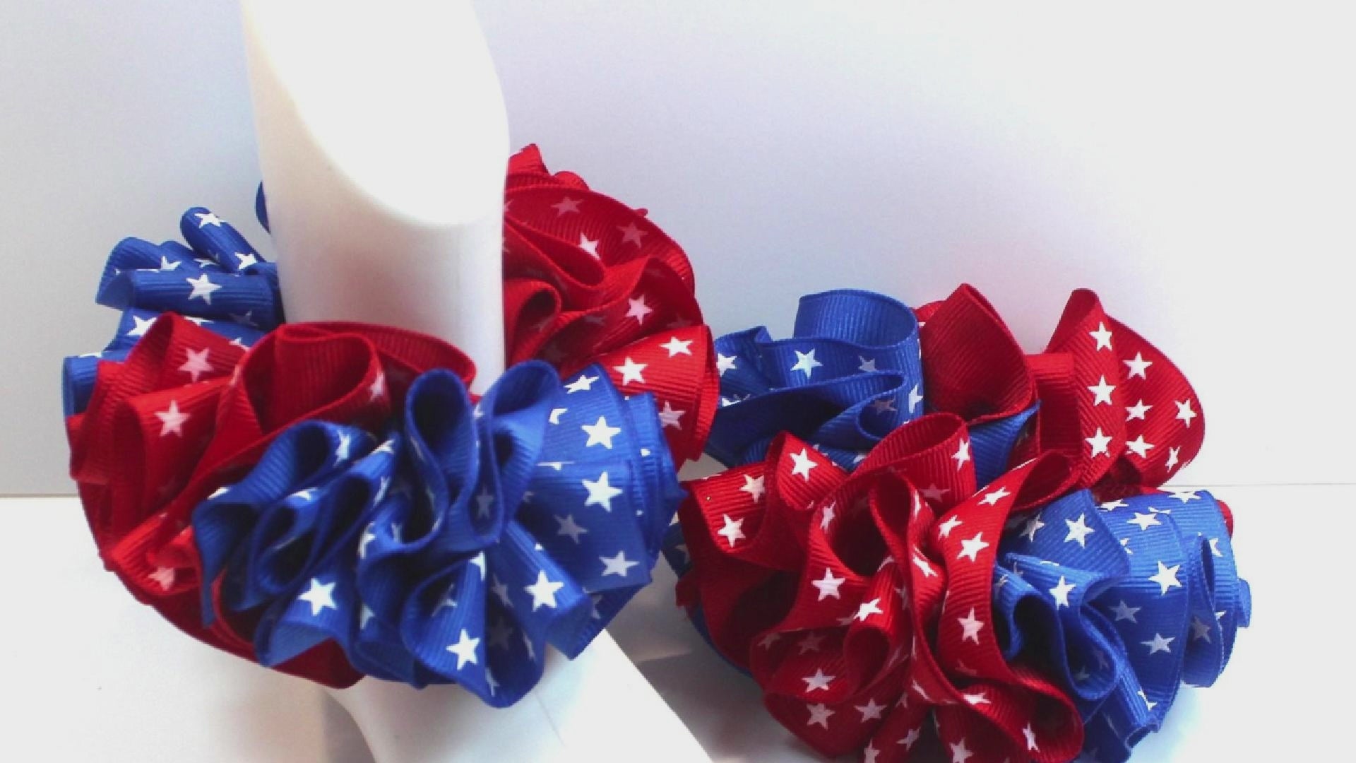 Red grosgrain ruffle socks with star detail